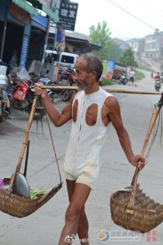 Nữ lao công mặc váy ngắn quét rác gây xôn xao - Hình 4 Nu lao cong mac vay ngan quet rac gay xon xao-Hinh-4