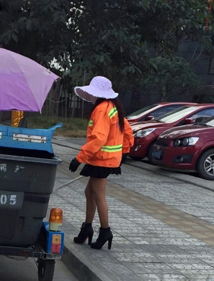 Nữ lao công mặc váy ngắn quét rác gây xôn xao - Hình 2 Nu lao cong mac vay ngan quet rac gay xon xao-Hinh-2