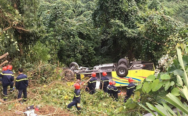 Hien truong vu xe khach lao xuong deo khien 6 nguoi tu vong o Kon Tum-Hinh-6
