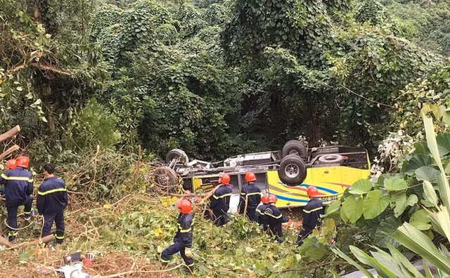 Hien truong vu xe khach lao xuong deo khien 6 nguoi tu vong o Kon Tum-Hinh-6