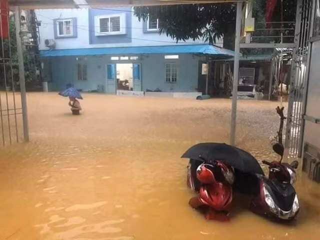 Thanh pho Ha Giang chim trong bien nuoc, 2 me con bi vui chet-Hinh-7