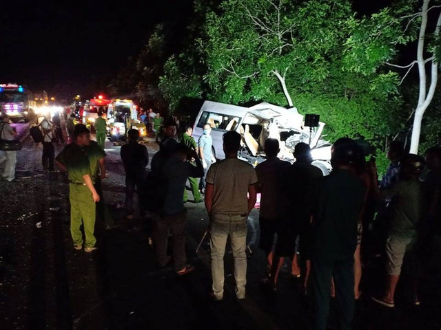 Cận cảnh hiện trường vụ xe 16 chỗ đối đầu xe tải khiến 8 người chết thảm - Hình 2 Can canh hien truong vu xe 16 cho doi dau xe tai khien 8 nguoi chet tham-Hinh-2