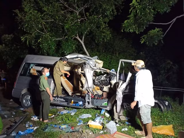 Can canh hien truong vu xe 16 cho doi dau xe tai khien 8 nguoi chet tham