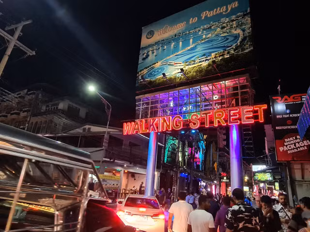 Can canh can sa ban khap duong pho Pattaya, Thai Lan-Hinh-13