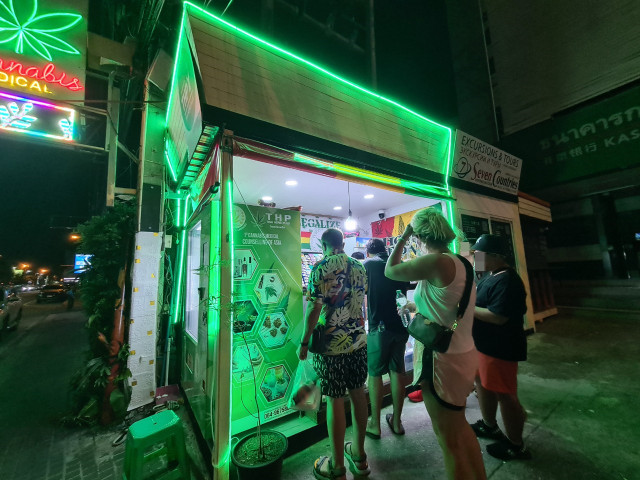 Cận cảnh cần sa bán khắp đường phố Pattaya, Thái Lan - Hình 12 Can canh can sa ban khap duong pho Pattaya, Thai Lan-Hinh-12