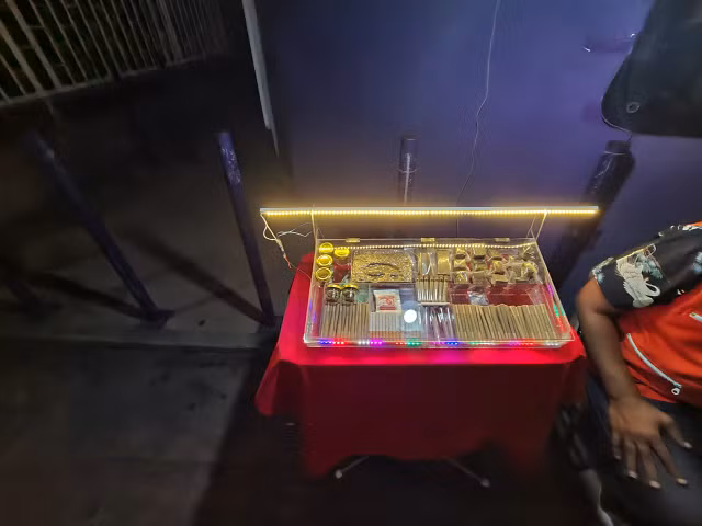 Can canh can sa ban khap duong pho Pattaya, Thai Lan-Hinh-8