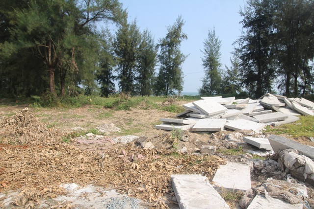 Sau 15 năm được cấp phép, dự án Golf Biển Cửa Lò vẫn chỉ là đất trống, nhếch nhác - Hình 8 Sau 15 nam duoc cap phep, du an Golf Bien Cua Lo van chi la dat trong, nhech nhac-Hinh-8