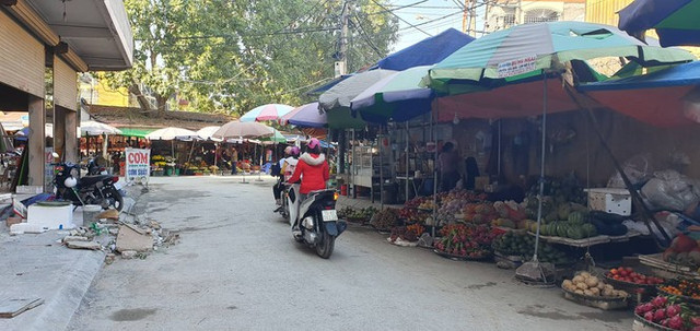 Người mặt đen cầm đầu gà đi ăn xin khiến dân Hải Phòng tháo chạy thất thần Nguoi mat den cam dau ga di an xin khien dan Hai Phong thao chay that than