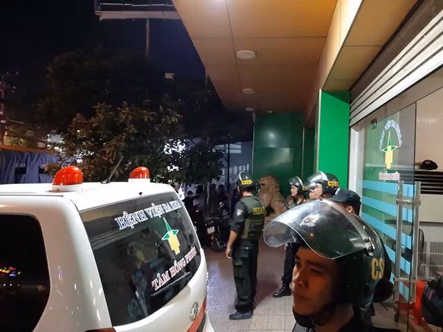 Hien truong hang tram canh sat trang bi sung bao vay nhom giang ho o Dong Nai-Hinh-4