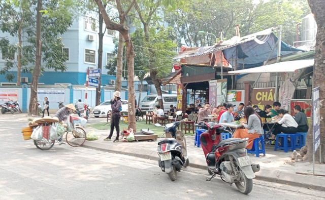 Hà Nội: Hàng quán lấn chiếm vỉa hè, biệt thự đua nhau cơi nới ở KĐT Mỹ Đình 2 - Hình 2 Ha Noi: Hang quan lan chiem via he, biet thu dua nhau coi noi o KDT My Dinh 2-Hinh-2
