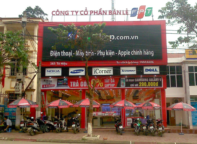Clip 2 nhân viên của FPT Shop đấm khách 'không trượt phát nào' Clip 2 nhan vien cua FPT Shop dam khach 'khong truot phat nao'