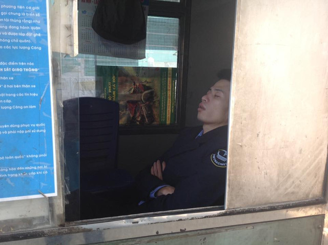 BOT Bắc Thăng Long - Nội Bài xả trạm: Nhân viên thu phí ngồi khoanh tay ngủ - Hình 2 BOT Bac Thang Long - Noi Bai xa tram: Nhan vien thu phi ngoi khoanh tay ngu-Hinh-2