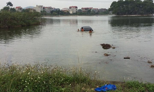 Nữ tài xế lái xe húc hai em bé rồi "bay" xuống hồ Nu tai xe lai xe huc hai em be roi