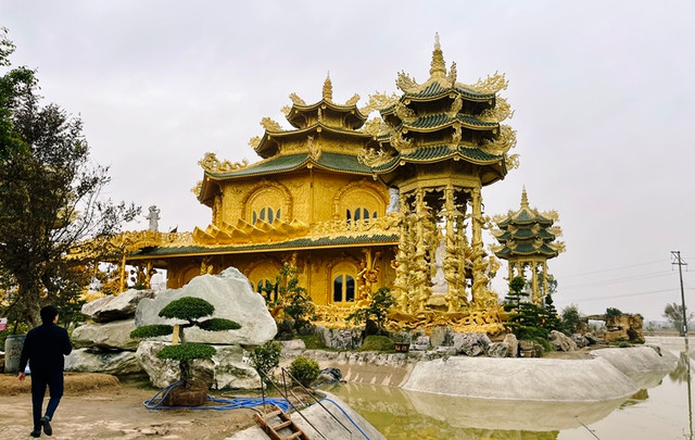 Cận cảnh ngôi chùa 'dát vàng' khiến du khách mê mẩn - Hình 5 Can canh ngoi chua 'dat vang' khien du khach me man-Hinh-5