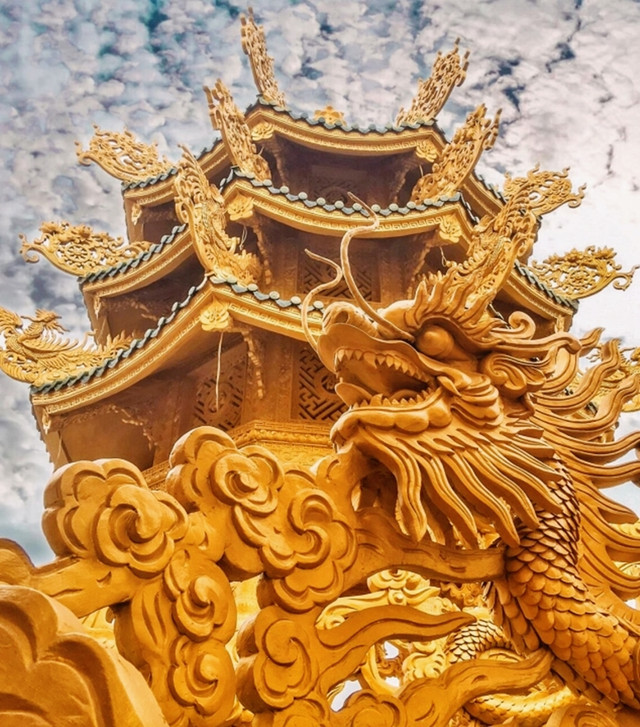 Cận cảnh ngôi chùa 'dát vàng' khiến du khách mê mẩn - Hình 8 Can canh ngoi chua 'dat vang' khien du khach me man-Hinh-8