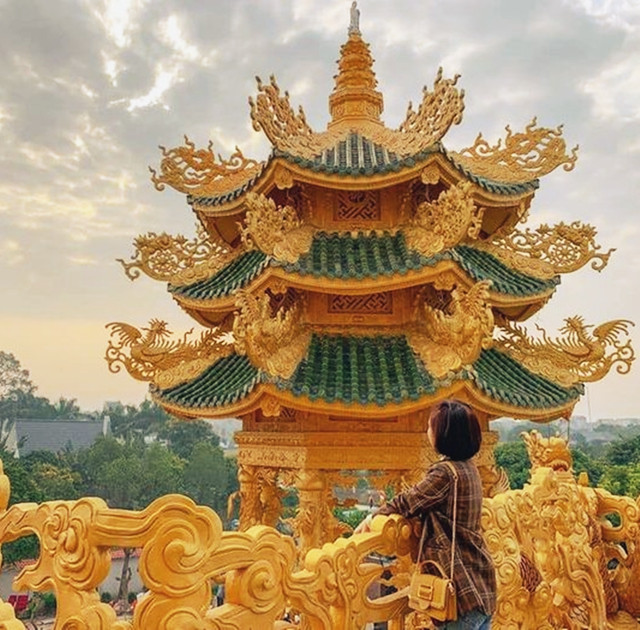 Cận cảnh ngôi chùa 'dát vàng' khiến du khách mê mẩn - Hình 10 Can canh ngoi chua 'dat vang' khien du khach me man-Hinh-10