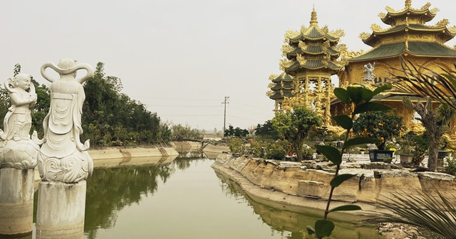 Cận cảnh ngôi chùa 'dát vàng' khiến du khách mê mẩn - Hình 4 Can canh ngoi chua 'dat vang' khien du khach me man-Hinh-4