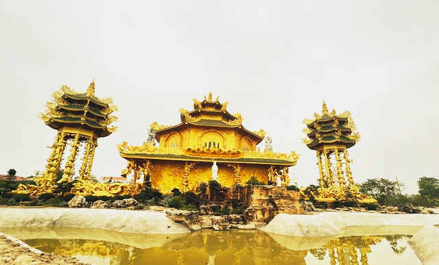 Cận cảnh ngôi chùa 'dát vàng' khiến du khách mê mẩn - Hình 11 Can canh ngoi chua 'dat vang' khien du khach me man-Hinh-11