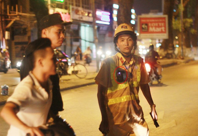 CSGT được trang bị camera gắn ngực khi tuần tra, xử lý vi phạm - Hình 2 CSGT duoc trang bi camera gan nguc khi tuan tra, xu ly vi pham-Hinh-2