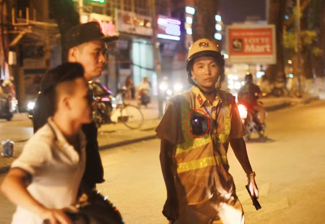 CSGT duoc trang bi camera gan nguc khi tuan tra, xu ly vi pham-Hinh-2