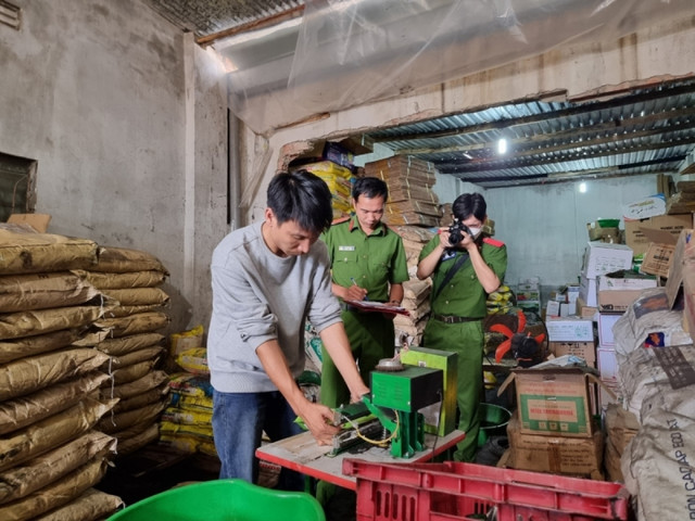 Công ty TNHH Voi Con Đà Lạt “phù phép” phân bón Trung Quốc thành phân bón Mỹ Cong ty TNHH Voi Con Da Lat “phu phep” phan bon Trung Quoc thanh phan bon My