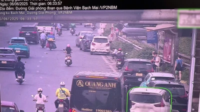 CSGT Hà Nội xử lý hàng chục ô tô dừng đỗ sai trên đường Giải Phóng