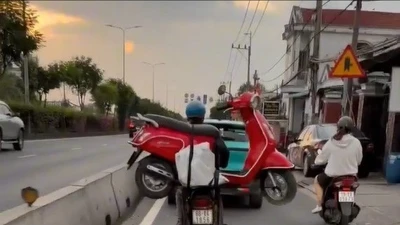 Hành vi chở xe máy không an toàn trên đường Phan Văn Khải thu hút sự chú ý