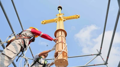 Hai Thánh giá mạ vàng 400 kg được lắp đặt tại Nhà thờ Đức Bà