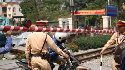 Xử lý nghiêm vi phạm vượt rào chắn đường sắt tại Hà Nội