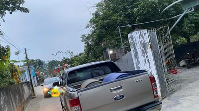 Công an xác minh clip tài xế đỗ ô tô chắn đường, bị tố 'thiếu hợp tác'