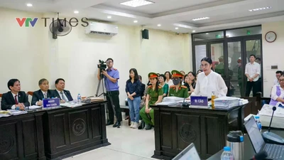 Phiên tòa xét xử vụ thu tiền dạy thêm trái phép tại trường THCS Ba Đình