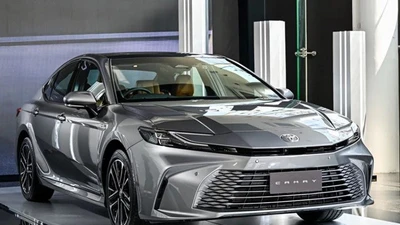 Toyota Camry lần đầu giảm gần 155 triệu đồng, kiếm doanh số