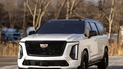 Cadillac Escalade ESV 2025 có giá đắt hơn cả siêu SUV Lamborghini Urus