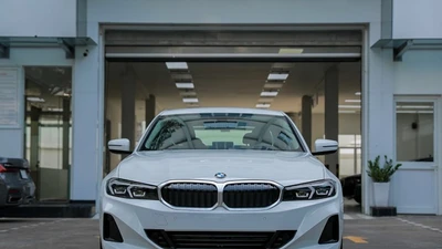 BMW 320i đang giảm giá tới trăm triệu đồng tháng 11/2025