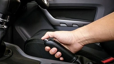 Phanh tay ôtô có thể nhanh hỏng hơn vì thói quen này