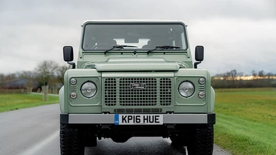 Chiếc Land Rover Defender này đang được các đại gia tranh nhau mua