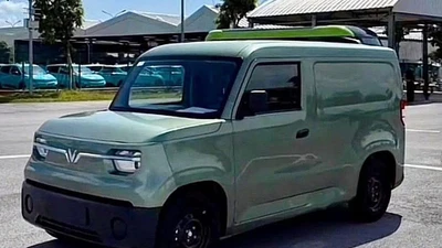 Ôtô điện VinFast EC Van lộ diện tại nhà máy, sắp đến tay người dùng