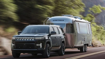 Jeep Grand Wagoneer 2026 có gì để cạnh tranh Cadillac Escalade