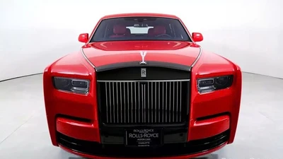 Ngắm Rolls-Royce Phantom VIII siêu sang "full đỏ rực" hơn 20 tỷ đồng
