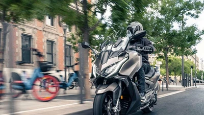 Kymco AK550 2026 ra mắt Malaysia, giá bán khoảng 360 triệu đồng