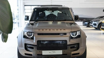 Land Rover Defender OCTA từ 17,9 tỷ đồng đầu tiên lộ diện tại Việt Nam 