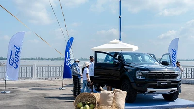 Trải nghiệm "dưới kênh lái ghe – đi xe lái Ford" tại miền Tây