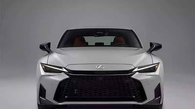 Lexus IS 2026 cắt giảm động cơ, giá bán tăng gần 5.000 USD