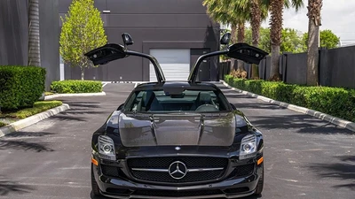 Siêu xe Mercedes-Benz SLS AMG GT 2015 "siêu lướt" lên sàn đấu giá