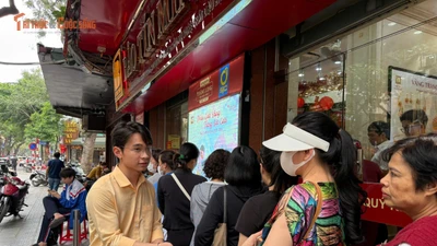 Bảo Tín Minh Châu mở cửa trở lại, khách xếp hàng chờ mua