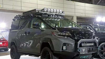 Chiếc Toyota Alphard độ siêu hầm hố theo phong cách Land Cruiser