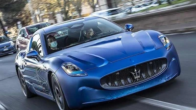 Logo Folgore trên thân xe Maserati GranTurismo Folgore - dấu hiệu nhận biết phiên bản thuần điện của mẫu coupe hạng sang Italy, hiện đang được giảm giá sâu tại nhiều thị trường.