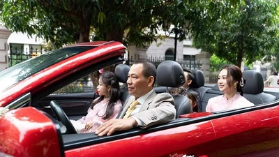 Ông Phạm Nhật Vượng lái VinFast VF 8 mui trần trong ngày cưới của con trai