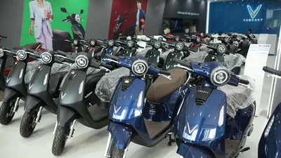 Giá xăng tăng, nhiều xe máy điện đồng loạt giảm giá tăng sức bán