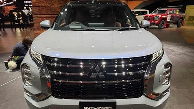 Mitsubishi Outlander PHEV 2026 ra mắt, chạy 72km không "uống 1 giọt xăng"